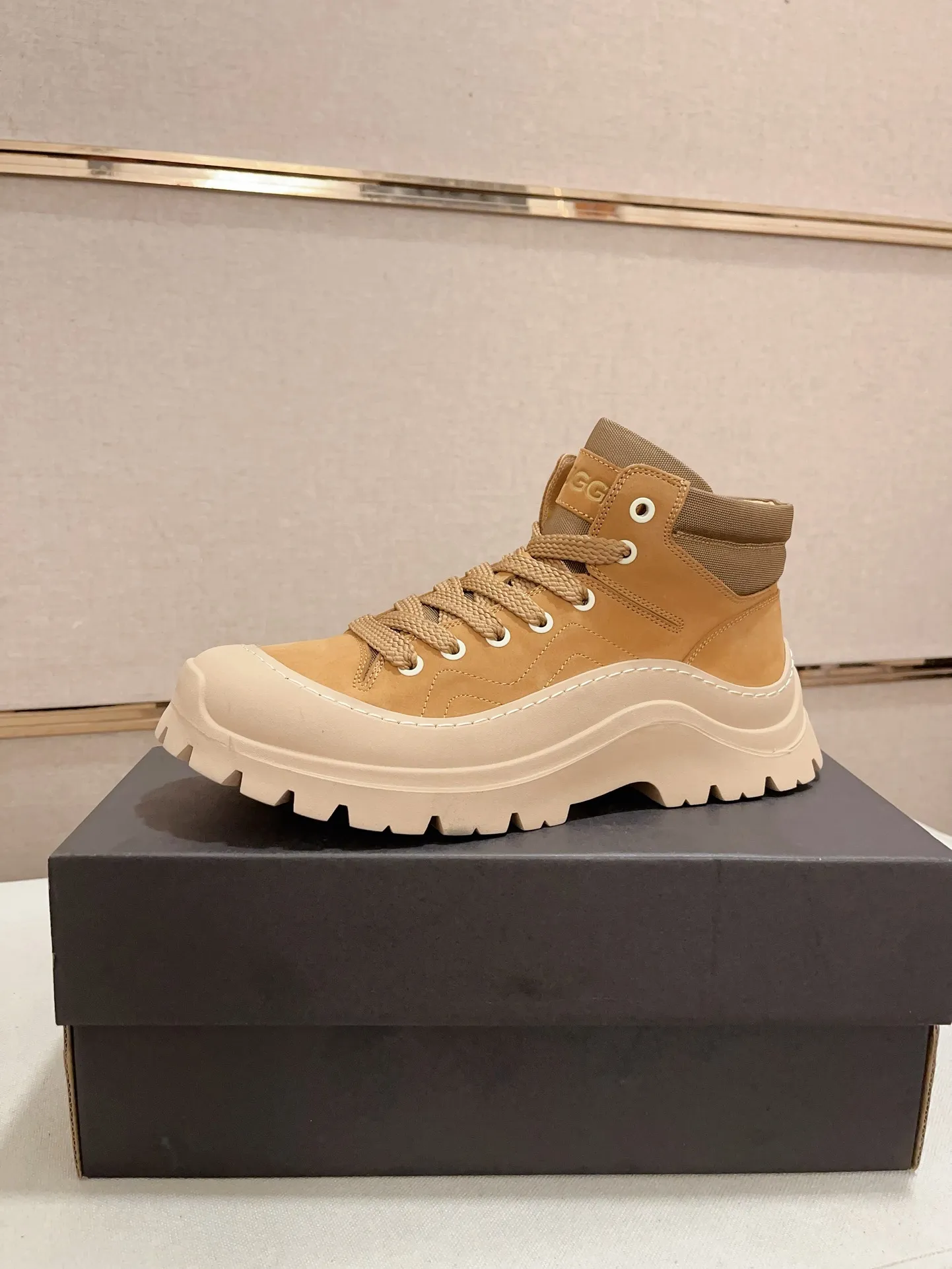 Factory Price: 390 Men's Men's Shoes 💰North American Men's Shoes Ugg ☃️In the special sale of new high-quality men's shoes and snow boots in autumn and winter, the nemesis of extreme cold weather! Made of cowhide leather, merino wool lining, and original outsole, whether driving, outdoor or daily wear, there is always one that suits you! Code number 39-44